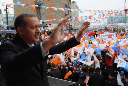 Başbakan Recep Tayyip Erdoğan yerel seçim gezilerinde bugünkü durağı Van'dı. Yoğun kalabalığın gözlemlendiği mitingde Erdoğan, Baykal'a miting dersi verdi
