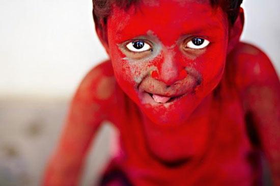 Baharın sonu yazın başlangıcını kutlayan Hindular, kast farklılıklarını bir kenara atıp bu çılgın festivalde doyasıya eğleniyor..