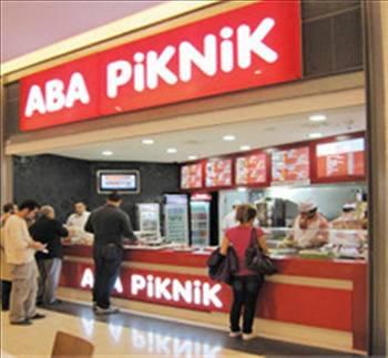 ABA PİKNİK
Ankara merkezli

Ankara merkezli Aba Piknikin 22 şubesi var. Bunlar Aksaray, Konya, Antalya da bulunuyor. Aba Piknikin 9 tane franchise şubesi var. Franchising sistemiyle yeni şubeler açacaklarını belirten, Aba Piknik Franchise Koordinatörü Aytaç Çubuk, Yeni şubeler açma konusunda aceleci davranmıyoruz. Uygun gördüğümüz, satış potansiyeli olan bölgelerden gelecek franchise taleplerine sıcak bakıyoruz diyor. Aba Piknikin menüsünde et döner, tavuk döner, köfte, hamburger ve lahmacun bulunuyor.
Telefon: 0312 387 40 16
Web: www.abapiknik.com.tr