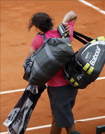 Pariste Roland Garros santrkortunu dolduran on binlerce seyirci, tarihi bir maça tanıklık ettiler ve Nadalın Fransa Açıka tarihi vedasını seyrettiler. 1 Numara Nadal sürpriz bir şekilde elendi