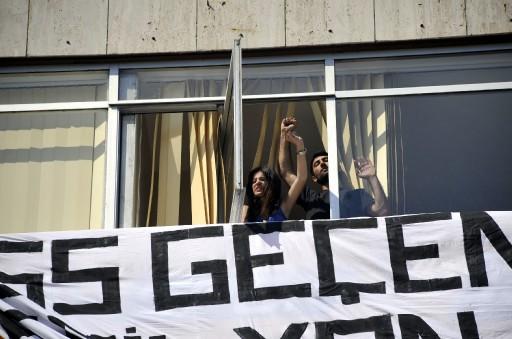 İzmir'de bir grup eylemci, NTV bürosuna girerek, pencereden pankart astı.