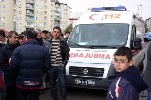 Büyük Birlik Partisi (BBP) Genel Başkanı Muhsin Yazıcıoğlu'nun memleketi Sivas'ta yas var. Gözü yaşlı Sivas halkı, işyerleri ve araçlarının camlarına Yazıcıoğlu'nun posterlerini astı ve karalara büründü.