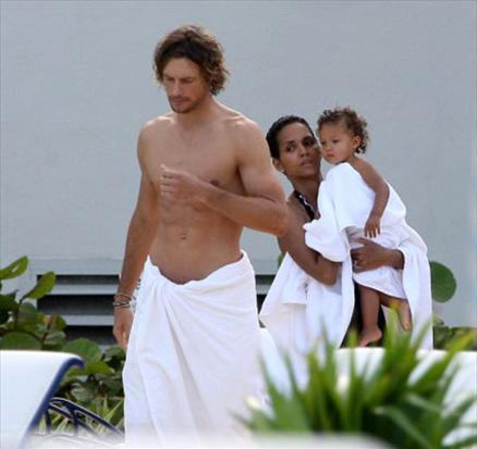 carlı oyuncu Halle Berry, kızı Nahla'nın doğumundan 15 ay sonra, top model eşi Gabriel Aubry ve kızıyla Miami'de tatil yaptı. Çiftin mutluluk tabloları düşman çatlattı