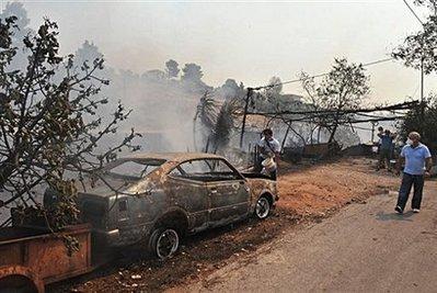 Yunanistan'ın başkenti Atina yakınlarındaki orman yangını söndürülemiyor. Binlerce kişi bölgeyi terk etti. Bölgede can pazarı yaşanırken yangın uzaydan çekilen fotoğraflarda bile görülüyor.