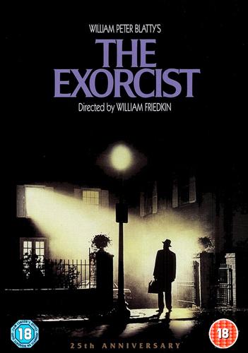 <strong>The Exorcist (1973)</strong><br><br>

 

Şeytanı konu alan nice örneklerine rağmen, bilindik anlamda her şey bu filmle başladı. Küçük bir kız çocuğunun içine giren şeytan, Peder Merrin ve yardımcısı Karras tarafından çıkartılmaya çalışıldı. Gösterime girdiği zaman büyük olay yaratan, hamile kadınların çocuklarını düşürmesine, kalbi zayıf olanların kalp krizleri geçirmesine sebep olan The Exorcist, yönetmeni William Friedkinin de adını, sette zorba yöntemlere başvuran, bencil bir yönetmen olarak tarihe geçirdi. Öyle ki, başrol oyuncularının ruh halini bozmak için, olur olmadık zamanlarda sette silah patlatan Friedkin, önemli bir sahnede, daha gerçekçi olsun diye, kızın annesini canlandıran Ellen Burstynin beline bağladığı ipi hızla çektirip, sakatlanmasına sebep oldu. Şeytan çıkarma ritüellerini birebir yansıtan yapım, kendinden sonra gelen filmlere de örnek oldu.