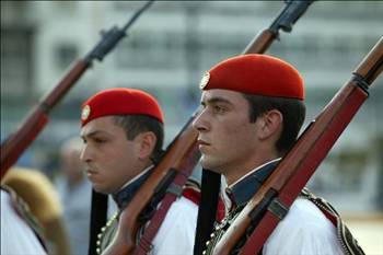 YUNANİSTAN

2009 yılından bu yana Yunanistan'da erkekler için 9 ay zorunlu askerlik uygulanıyor. Yunan ordusuna kadınlar da maaşlı eleman olarak alınabiliyor; ancak, zorunlu değil.

Zorunlu olarak askere alınanlardan, askerliğini er olarak yapanlara 9 Euro maaş veriliyor ve sağlık sigortası yapılıyor. Profesyonel askerlerin maaşı ise 800 Euro'ya kadar çıkıyor.