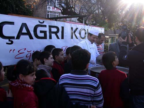 Çağrı Koleji, Muharrem ayı sebebiyle Atapark'ta vatandaşlara aşure dağıttı.