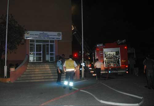 Adapazarı'nda Sosyal Hizmetler Kurumu'na ait kız öğrenci yurdunda dün gece çıkan yangın sonucu iki çocuk hayatını kaybederken, 5 çocuk hastanede tedavi altına alındı