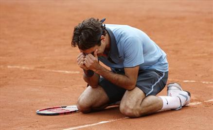 Roland Garros'u hiç kazanamamış 13 Grand Slam şampiyonu Roger Federer, hayatının en büyük hayalini gerçekleştirip daha önce 3 kez finalde Nadal'a yenildiği Fransa Açık'ta şampiyon oldu...