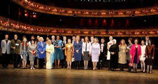 BASBAKAN ERDOGANIN ESI EMINE ERDOGAN VE G20 ZIRVESINE KATILAN DEVLET BASKANLARININ ESLERI ILE ROYAL OPERA HOUSE'TA HATIRA FOTOGRAFI CEKTIRDI