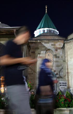İslam âlemi, on bir ayın sultanı Ramazan'ı müjdeleyen Berat Kandili'ni idrak etti. Af ve mağfiret kapılarının sonuna kadar açıldığı gecede günahlardan arınmak isteyen binlerce inanan camilere koştu.