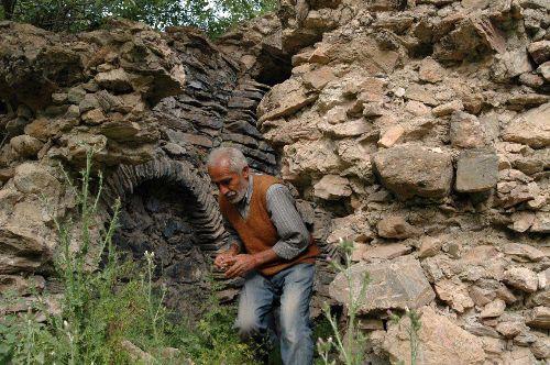 Bitlis'in Mutki ilçesinde 2000 yıllık olduğu öne sürülen Hıristiyanlara ait kilise restore edilmeyi bekliyor.