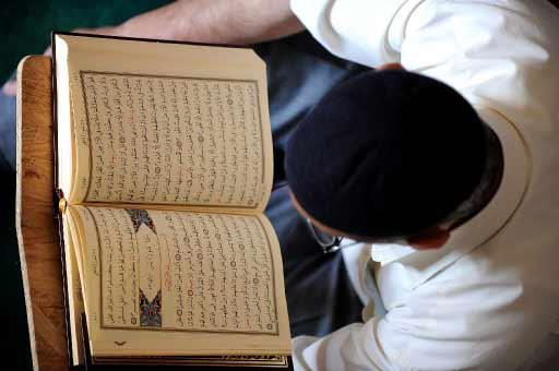 Ramazanın bitmesine bir gün kala kılınan son cuma namazında, camilere sığmayan vatandaşlar, caddelere serdikleri seccadelerde ibadetlerini gerçekleştirdi. Yurttan cuma manzaraları: