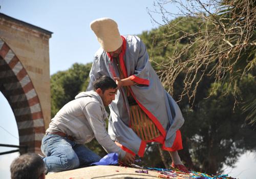 471. Uluslararası Mesir Festivali kapsamında, kortej yürüyüşü ve mesir macununun saçım töreni yapıldı. Mesir macunu saçımı sırasında izdiham yaşanırken, Osmanlı padişahlarını canlandıran oyuncular,geçmiş hakkında kısa bilgiler verdi.