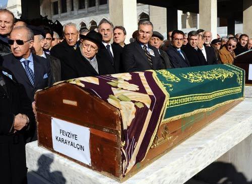 Cenaze namazına CHP Genel Başkanı Deniz Baykal, 9. Cumhurbaşkanı Süleyman Demirel, eski bakanlar, Hikmet Sami Türk ve Hikmet Çetin katıldı. Baykal, Demirel ve Karayalçın'ın tabutun başında bir süre sohbet ettiği gözlendi.