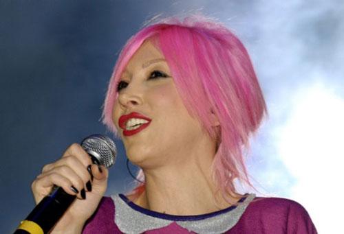 Hande Yener, geçirdiği6 operasyonla birlikte kendisini baştan aşağıya yeniledi.