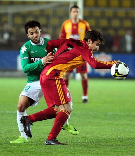 Galatasaray ilk yarısını 2 farklı önde kapattığı maçın ikinci yarısında oldukça zorlandı. Maç fazlasıyla 3. sıraya yükseldi.