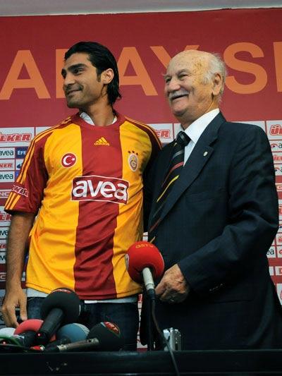 Galatasaray Kulübü, Bursasporlu futbolcu Mustafa Sarp ile resmi sözleşme imzaladı.