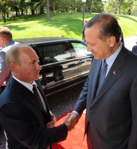 Rusya Başbakanı Vladimir Putin, günübirlik çalışma ziyareti için Ankara'ya geldi. Putin seri ziyaretler gerçekleştirdi ve önemli anlaşmalara imza attı