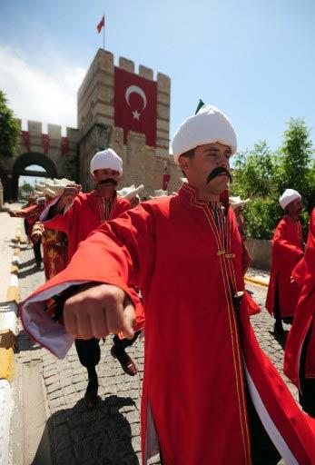 İstanbul'un fethinin 556. yıl dönümü etkinlikleri kapsamında Belgrad Kapı'da tören düenlendi. Fetih, mehter takımının marşları eşliğinde yeniçeriler tarafından canlandırıldı.