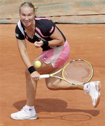 Tek bayanlarda 5 numaralı seribaşı ABD'li Serena Williams, 10 yıl sonra ilk kez 3. turda elenerek hayranlarını şaşırttı. Williams, Slovenyalı Katarina Srebotnik'e 6-4 ve 6-4'lük setlerle 2-0 boyun eğdi.