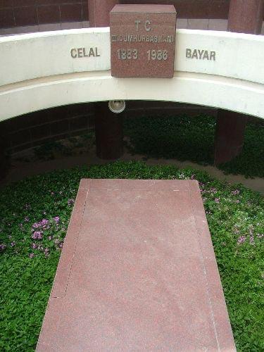 27 Mayıs 1960 darbesiyle görevinden alınarak idamla yargılanan Türkiye'nin ilk sivil cumhurbaşkanı Celal Bayar'ın köylüleri, darbeyi tüm şiddetiyle yaşadıklarını ve çok büyük zulüm gördüklerini belirtiyor.