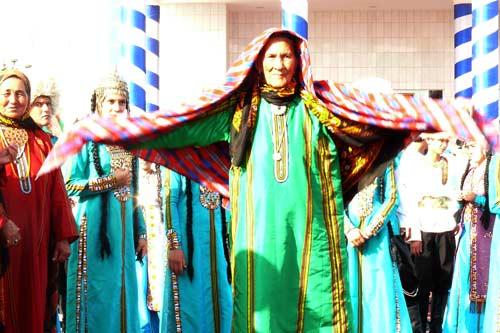 Berdimuhammedov, gece-gündüz ısı farkı en büyük şehirlerinden birinde dünyanın en tuzlu gölünün kıyısına dillere destan bir tesis, muhteşem bir açılış yaptı ama gazetecilerin şovu görüntülemesi için elden gelen arkaya konmadı! Bunlar kurtarılabilenler...