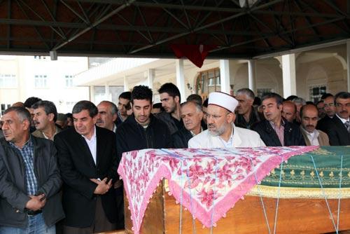 Van'da meydana gelen depremde enkaz altında kalarak hayatını kaybeden sınıf ogretmenı Aysegul Kaman Elazıg'da defnedıldı.