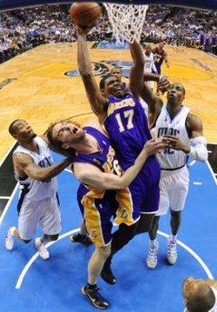 Hidayet'in de forma giydiği NBA final serisi 4. maçında Los Angeles Lakers, Orlando Magic'i uzatmalarda yıkmayı başarırken malesef Hidayet son anlarda kendine bağlanan umutları yıktı