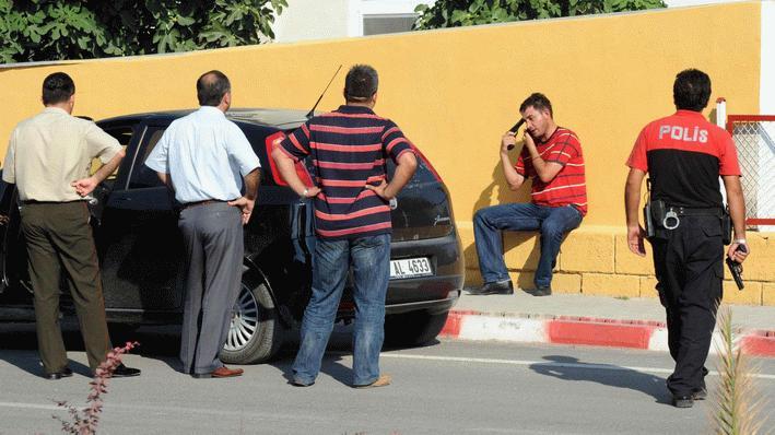 Erdemlide, bir uzman çavuş, Eruygur ile Tolon komutanlarım içerideyken benim yaşamamın anlamı yok diyerek başına tabanca dayadı.