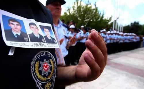 ABD Başkonsolosluğuna düzenlenen saldırıda şehit olan 3 polis memuru İstanbul Emniyet Müdürlüğü'nden törenle uğurlandı.