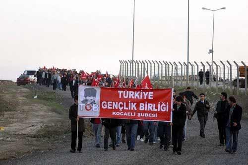 "Ergenekon" davasının görüldüğü Silivri Ceza Ve İnfaz Kurumları Yerleşkesi'ne ulusalcılar tam anlamıyla çıkarma yaptı.