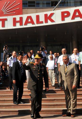Genelkurmay Başkanı Orgeneral Yaşar Büyükanıt, yaptığı veda ziyaretleri içinde en uzun süreyi son dönem gergin ilişkiler içinde olduğu CHP'nin lideri Deniz Baykal'a ayırdı.