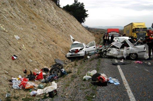 Manisa Akhisar'da iki özel otomobil kafa kafaya çarpıştı. Kazada, ilk belirlemelere göre 7 kişi öldü