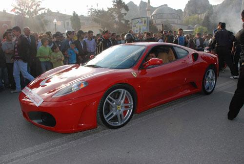 Tokat'ta bir işadamı tarafından alınan 2008 model Ferrari F400 marka otomobilin Sevgi Bayrağı'nın kente geldiği gün şehire getirilmesi ilgi odağı oldu.