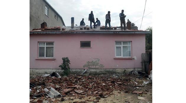 İstanbul'un Çatalca ilçesinde dün gece meydana gelen hortum, 22 evde maddi hasara yol açtı. Bazı evler kullanılmaz hale gelirken bazı evlerin çatıları yere indi.