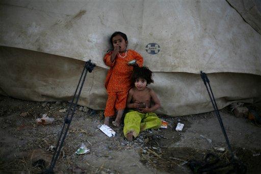 Pakistan ordusunun Taliban militanlarına yönelik saldırıları sürerken bölgeyi terk eden 500 bin kişiyi aşkın sivil zor şartlarda hayatta kalma mücadelesi veriyor.