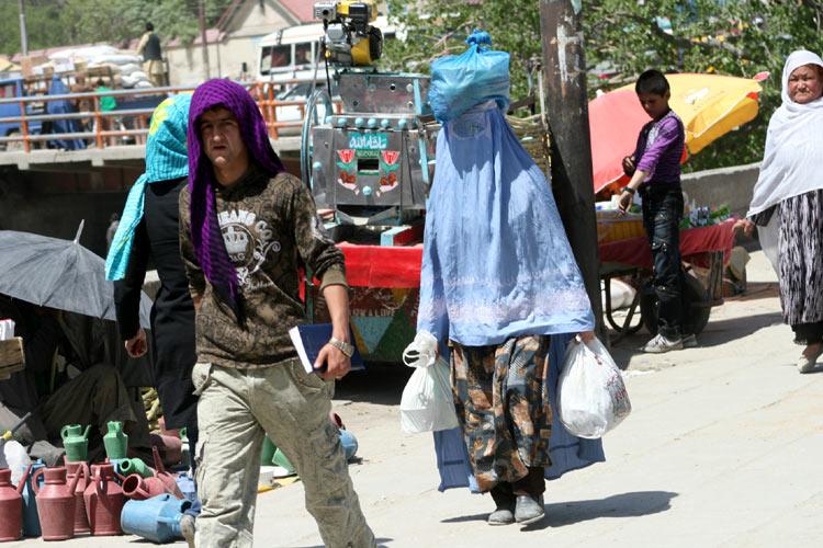 Kabil'de burkalı kadın sayısı öyle zannedildiği kadar çok değil... Gördüğümü çektim zaten. Yükü başından aşkındı...