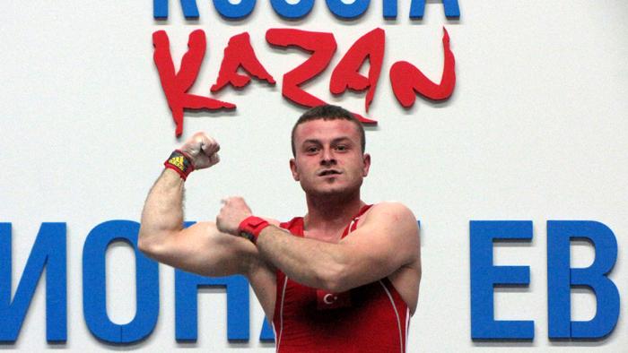 77 kg'da Semih Yağcı silkmede 192 kg kaldırdı altın madalya kazandı