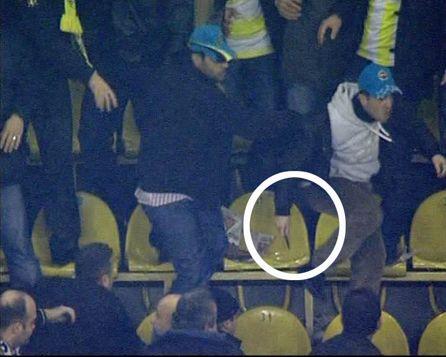 F.Bahçe, Sivasspor ile yaptıkları maçta, tribünde çıkan kavgada iki kişiyi bıçaklayan şahsın, güvenlik kameraları fotoğraflarını yayınladı. Kulüpten şok bir açıklama daha geldi.