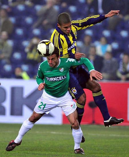 Fenerbahçe Bursaspor'u 1-0 yenerek avantaj kazandı