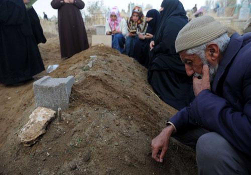 Van'ın Erciş ilçesinde yaşanan depremde hayatını kaybedenler Kurban Bayramı'nın ilk gününde yakınları tarafından mezarları başında dualarla ve gözyaşları içinde anıldı.