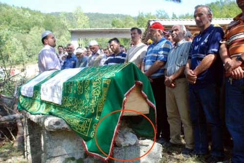 Tuzla Tersaneler bölgesindeki felika kazasında ölen Ramazan Çetinkaya'nın cenazesi toprağa verildi. Ailesine verilmek üzere para toplandı