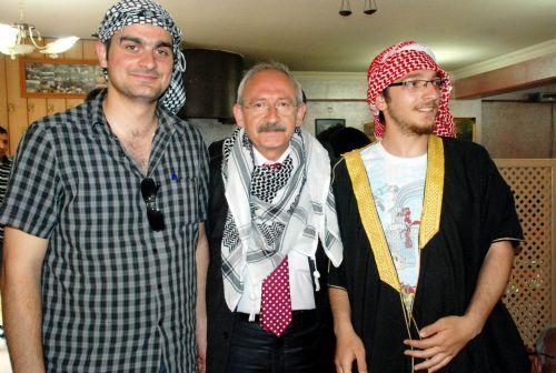CHP Grup Başkanvekili ve İstanbul milletvekili Kemal Kılıçdaroğlu, Şanlıurfa'yı ziyaret etti. Poşu bağlayıp sıra gecesine katılan Kılıçdaroğlu halkın yoğun ilgisiyle karşılaştı.