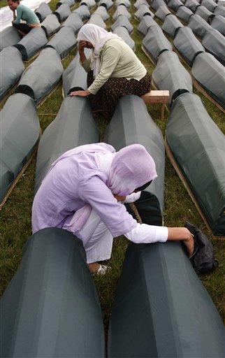 Srebrenitsa 'da 8 bin Müslümanın dünyanın gözü önünde Sırplarca soykırıma uğramanın 13. yıldönümü. Avrupa'da yaşanan en büyük soykırımın failleri hala yakalanamadı.