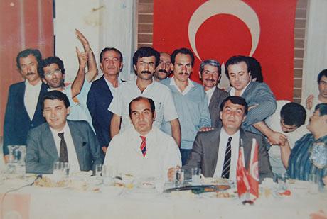 Olaylar sırasında CHP saflarında yer alan Kaya, parti üyesi olmadığı yönündeki iddialara da sert çıkıyor. Kaya, iddia sahiplerinin Deniz Baykal ve Erdal İnönü ile çekildiği fotoğraflarını görmesini istiyor.