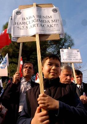 TURKIYE KAMU-SEN VE KESK'IN CAGRISIYLA YAPILAN MEMURLARIN ''UYARI GREVI''NE, TEKIRDAG'DAKI MEMURLARIN COCUKLARI DA DESTEK VERDI.