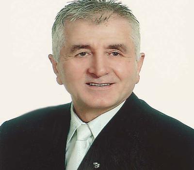 İnovasyonla yatıp inovasyonla kalkmalıyız<br>
<br><strong> HÜSEYİN AKARÇEŞME / DOĞAL VE İŞLENMİŞ KATI YAKIT MESLEK KOMİTESİ: </strong> Aslında bu gibi çalışma toplantılarında Odamızın genel faaliyetleri ve sektörel sorunlar gündeme gelir ama genel anlamdaki sıkıntılarımız daha çok öne çıkacak diye düşünüyorum. Benim üç tane konum var. Bir tanesi Odamızın 130uncu yılı etkinlikleri konusunda. Odamızın büyüklüğü, şanı ve onun yaptığı hizmete lâyık olması anlamında PTT idaresi tarafından 130uncu yıl anısına posta pulu ve ilk gün zarfı bastırılması yönünde bir çalışma başlatılmasını uygun görüyorum. Yine darphaneye gümüş para basılmasının uygun olabileceğini düşünüyorum.
İnovasyonla yatıp, inovasyonla kalkmak durumundayız ve teknopark çalışmaları bizler için çok önemli. Cari açık endişesi var. Cari açığı en fazla dürteleyen enerjidir diyoruz. Enerjiyi dünyada belki de en pahalıya kullanan ülkelerden birisiyiz. Niye biz ucuz enerjiyle üretim yapıp, dünyadaki rekabet ortamında gereken yeri alamayalım? Enerji konusunda kömürün en verimli ve sağlıklı şekilde yakılıp, hiçbir sağlık ve çevre sorunu yaratmadan ve varolan enerjiyi 3-4 misline çıkaran bir teknoloji gelişiyor. İnşallah bunun sevincini ileriki dönemlerde hep beraber yaşayacağız.
Bir sonraki çalışma toplantısının komşu ülkelerimizden birinde, bize en yakın şehrinde yapılmasını talep ediyorum. Bu Gürcistan, Yunanistan, Bulgaristan veya Makedonya olabilir. Ayrıca okul meselesi çok önemli. Odamızın yaptığı okulları ben çok yerinde görüyorum. Her şeyin başı eğitim, eğitimden güzel bir şey yok. Odamızın bu konudaki çalışmasının bizler tarafından da desteklenmesini talep ediyorum.
