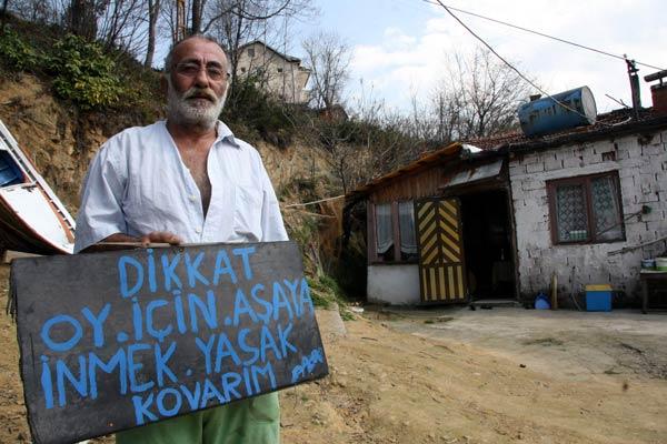 Zonguldak'ın Kozlu beldesinde oturan 65 yaşındaki Mustafa Aş, yaklaşık bir yıldan bu yana evinin yolunu yaptıramayınca tepkisini tabela asarak koydu.
