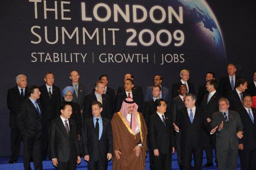 G20 ULKELERININ DEVLET VE HUKUMET BASKANLARIYLA ULUSLARARASI PARA FONU VE DUNYA BANKASI GIBI ULUSLARARASI KURULUSLARIN BASKANLARININ LONDRA ZIRVESI'NE KATILAN BASBAKAN RECEP TAYYIP ERDOGAN, AILE FOTOGRAFINDA ABD BASKANI BARACK OBAMA'NIN YANINDA YER ALDI.